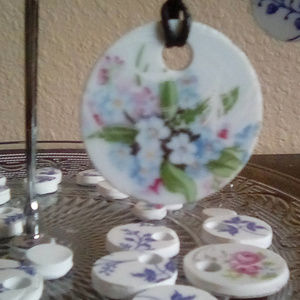 VINTAGE BROKEN CHINA NECKLACE FLOWER ACCENT